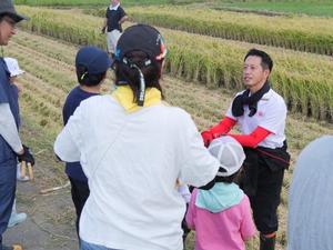 参加者の家族と談笑する市長