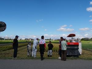 協力団体の皆さんと談笑する市長