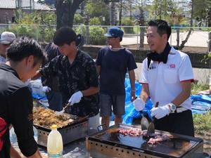鉄板焼きを手伝う市長
