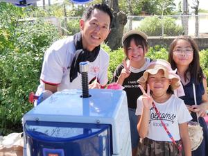 子供たちと記念撮影する市長