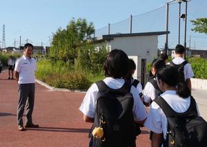 登校する生徒に笑顔で挨拶をする市長