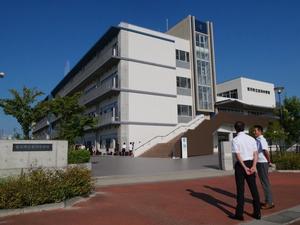 正門前で校舎を背に校長先生と話す市長