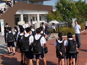 登校する生徒に笑顔で挨拶をする市長