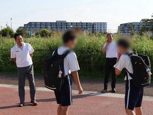 登校する生徒に笑顔で挨拶をする市長