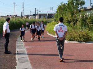 登校する生徒に笑顔で挨拶をする市長