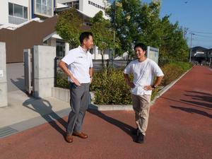 地域の方と話をする市長