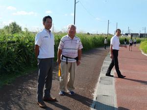 地域の方と話をする市長