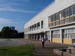 正門に向かう市長