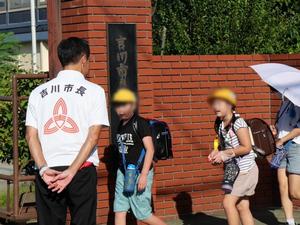 登校する児童に笑顔で挨拶をする市長
