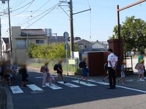 登校する児童に笑顔で挨拶をする市長