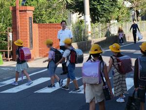 登校する児童に笑顔で挨拶をする市長
