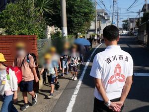 登校する児童に笑顔で挨拶をする市長