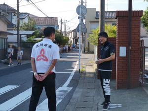 校長先生と話をする市長