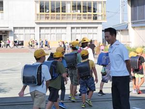 登校する児童に笑顔で挨拶をする市長