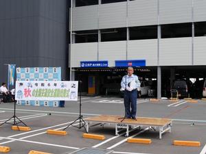 壇上で挨拶をする役員の方