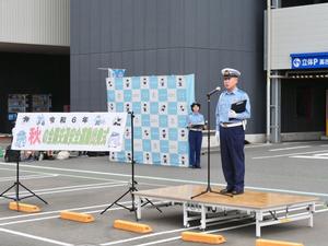 壇上で挨拶をする江田署長