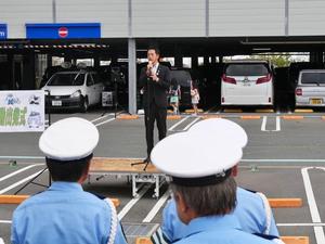 壇上で挨拶をする市長