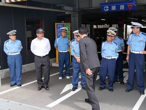 交通安全協会の方々に挨拶をする市長