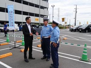 警察関係の方々と話をする市長