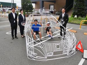 市長、市議長、教育長と来場した子供たちとワイヤーカーを囲んで記念撮影