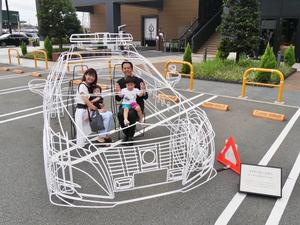 来場した家族と市長とでワイヤーカーで記念撮影
