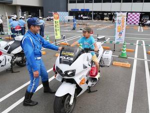 白バイに乗せてもらう子供