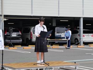 壇上で交通安全宣言を行う吉川美南高校の生徒