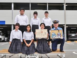 交通安全啓発絵画の贈呈した吉川美南高校の皆さんと江田署長の記念撮影