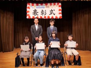 受賞者の皆さんと市長と館長とで記念撮影