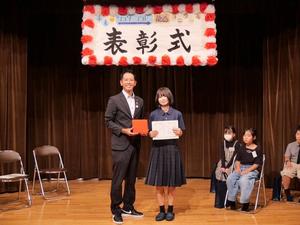 表彰式会場にて最優秀賞の吉川中学3年生の長谷川心愛さんと市長との記念撮影
