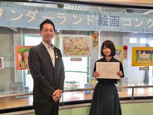 絵画展示会場にて最優秀賞の吉川中学3年生の長谷川心愛さんと市長との記念撮影