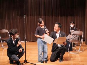 優秀賞の関小学校2年生の麦屋寧さんが壇上でコメントする様子