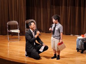 壇上で市長賞の三輪野江小学校4年生の京谷亘くんがコメントする様子