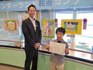絵画展示会場で市長賞の三輪野江小学校4年生の京谷亘くんと市長との記念撮影