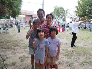 来場の子供達と記念撮影をする市長