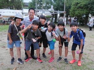 来場の子供達と記念撮影をする市長