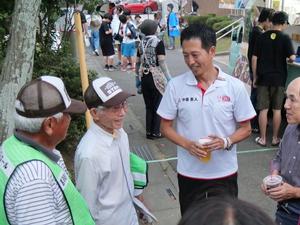 地域の方々と談笑する市長
