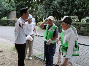 地域の方々と談笑する市長