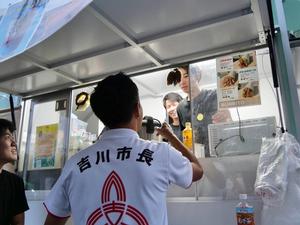 地域の方々と談笑する市長
