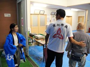 地域の方々と談笑する市長