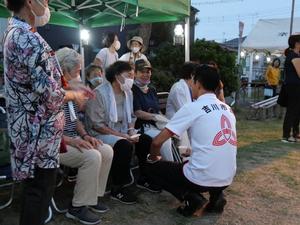 地域の方々と談笑する市長
