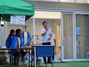 マイクで会場の皆さんに挨拶をする市長