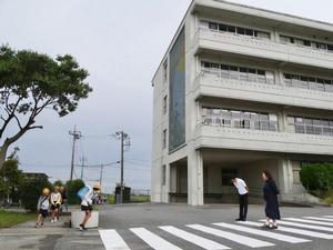 登校する児童に笑顔で挨拶をする市長