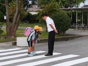 登校する児童に笑顔で挨拶をする市長