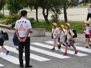 登校する児童に笑顔で挨拶をする市長