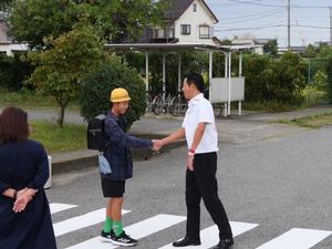 少年消防クラブで全国3位を成し遂げた児童と握手をして祝福する市長