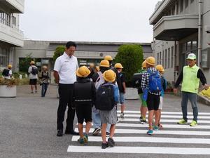 登校する児童に笑顔で挨拶をする市長