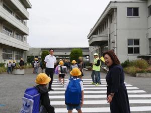 登校する児童に笑顔で挨拶をする市長