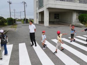登校を済ませて校庭に飛び出す児童を見守る市長