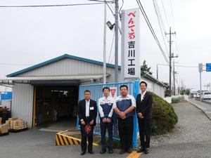 丸山工場長と松田課長と市長と商工課長と記念撮影